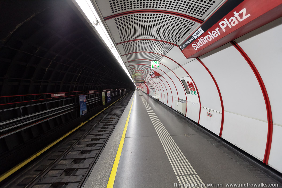 Фотография станции Südtiroler Platz — Hauptbahnhof [Зюдтиролер Плац — Хауптбанхоф] (U1, Вена). Боковой зал станции и посадочная платформа, общий вид.