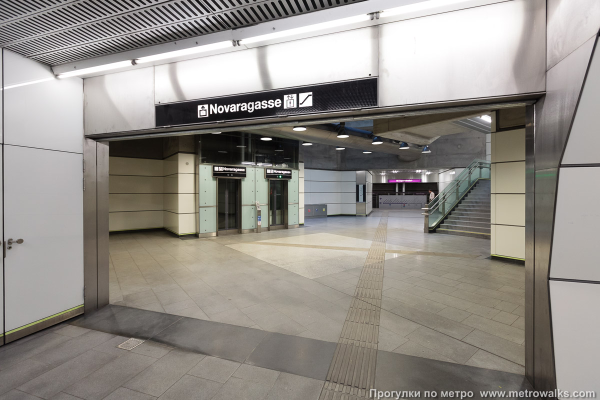 Фотография станции Taborstraße [Таборштрассе] (U2, Вена). Аванзал у выхода в город. Вместо центрального зала в противоположных частях станции устроено несколько аванзалов для выхода в город, соединённых с обоими боковыми залами.