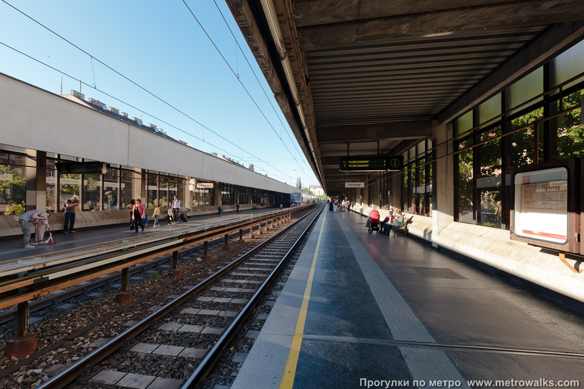 Фотография станции Thaliastraße [Талиаштрассе] (U6, Вена). Продольный вид вдоль края платформы.