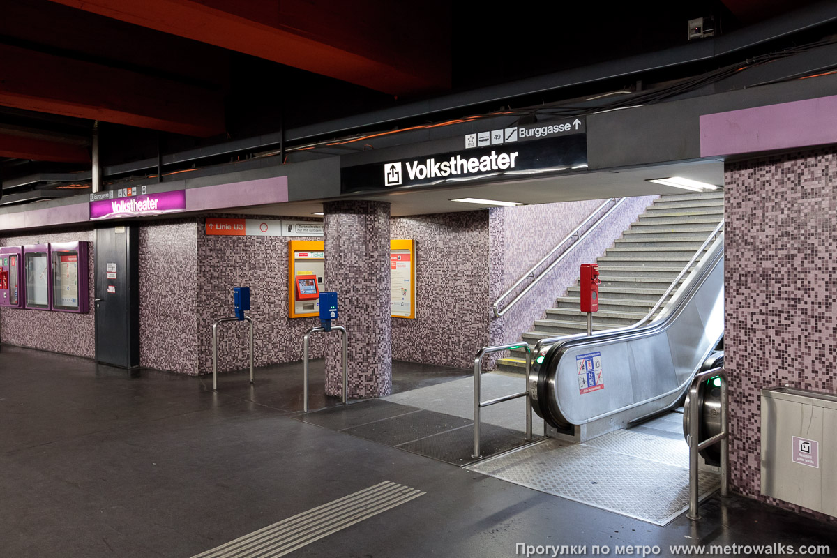 Фотография станции Volkstheater [Фолькстеатр] (U2, Вена). Выход в город, эскалаторы начинаются прямо с уровня платформы.