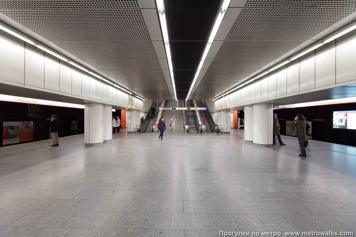 Фотография станции Westbahnhof [Вестбанхоф] (U3, Вена). Около перехода. В центре зала — переход на одноимённую станцию линии U6 и выход к Западному железнодорожному вокзалу.
