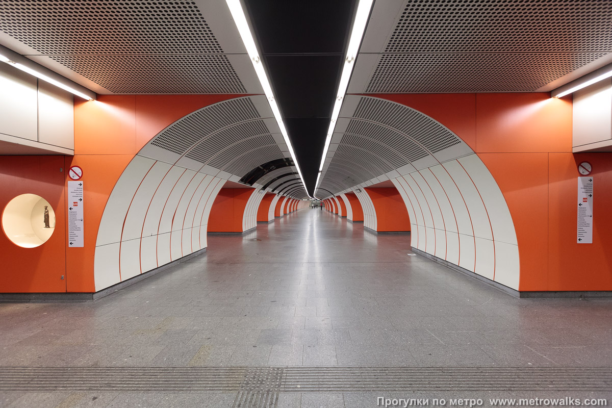 Фотография станции Westbahnhof [Вестбанхоф] (U3, Вена). Продольный вид центрального зала.