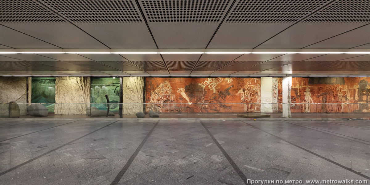 Фотография станции Westbahnhof [Вестбанхоф] (U3, Вена). Декоративное оформление перехода. Инсталляция австрийского художника Адольфа Фронера «55 шагов по Европе», посвящённая эволюции человечества от зарождения жизни до наших дней.
