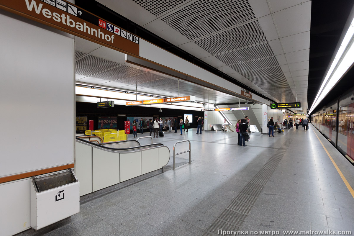 Фотография станции Westbahnhof [Вестбанхоф] (U6, Вена). Часть станции около выхода в город. Слева — выход, справа — переход на одноимённую станцию линии U3.