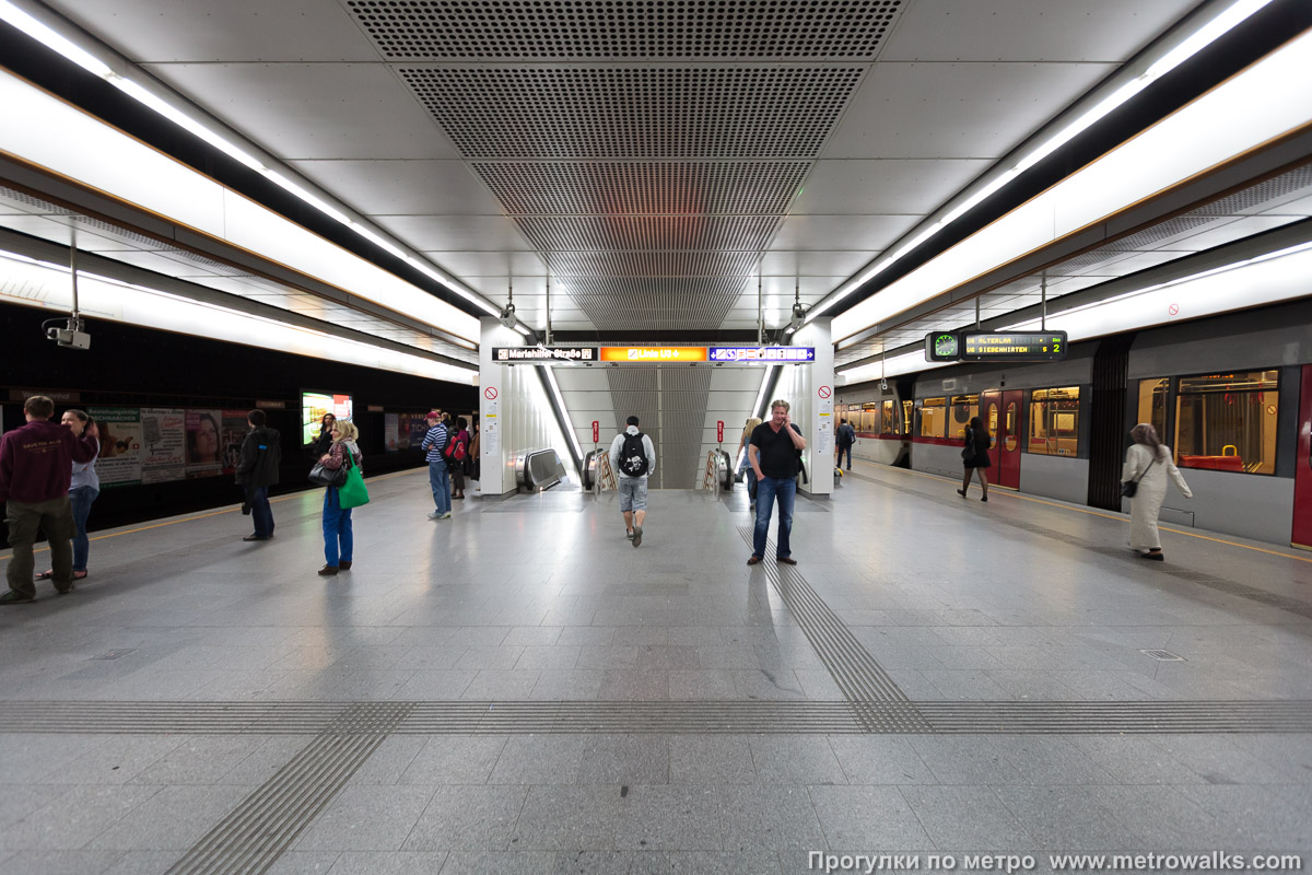 Фотография станции Westbahnhof [Вестбанхоф] (U6, Вена). Около перехода. Напротив выхода в город — переход на более глубокую станцию линии U3.