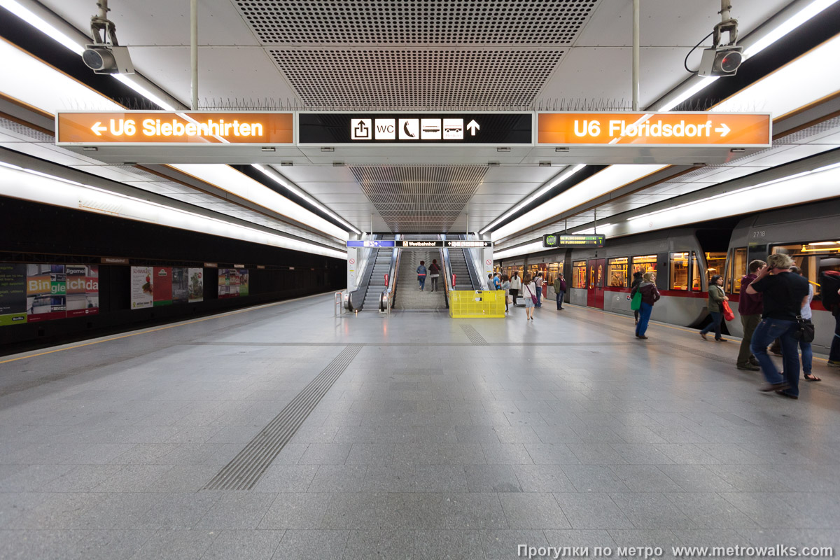 Фотография станции Westbahnhof [Вестбанхоф] (U6, Вена). Выход в город, эскалаторы начинаются прямо с уровня платформы.