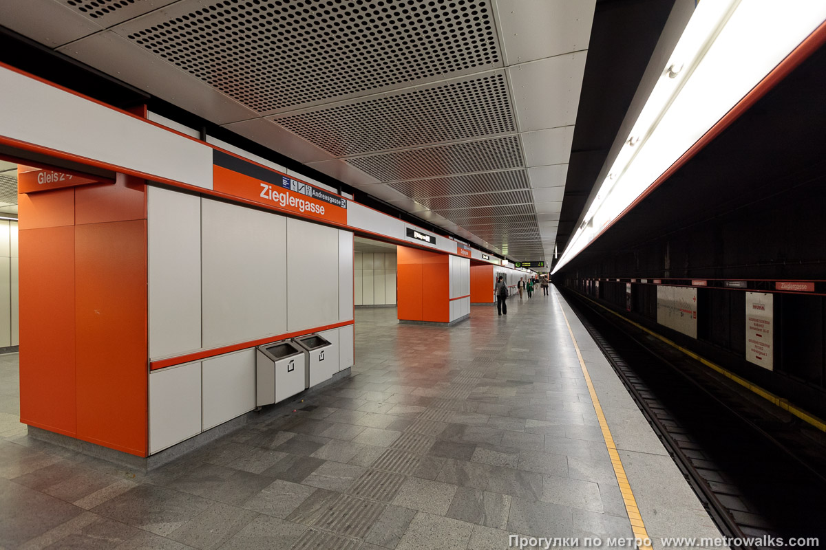 Фотография станции Zieglergasse [Циглергассе] (U3, Вена). Боковой зал станции и посадочная платформа, общий вид. Нижний ярус станции, путь на запад, до станции Ottakring.