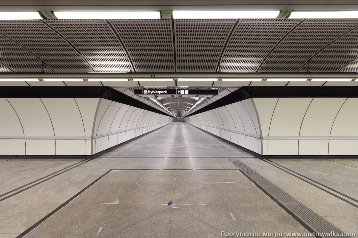 Фотография станции Zippererstraße [Ципперерштрассе] (U3, Вена). Аванзал у выхода в город.